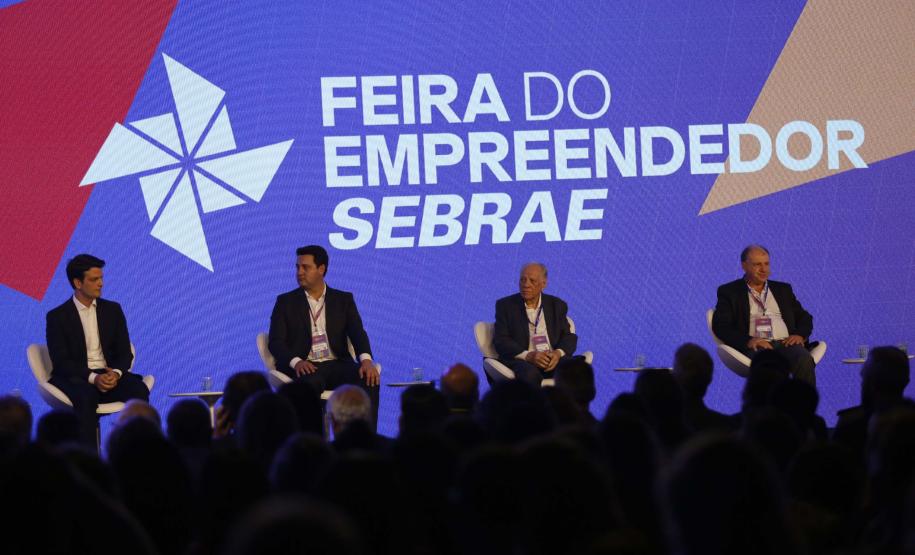 O governador Ratinho Junior assinou nesta quinta-feira (14), na abertura da Feira do Empreendedor do Sebrae, em Curitiba, o Decreto de Baixo Risco. O documento vai dispensar mais de 770 atividades econômicas da emissão de licenças na abertura de empresas.
