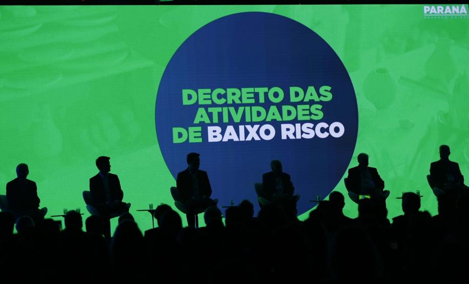 O governador Ratinho Junior assinou nesta quinta-feira (14), na abertura da Feira do Empreendedor do Sebrae, em Curitiba, o Decreto de Baixo Risco. O documento vai dispensar mais de 770 atividades econômicas da emissão de licenças na abertura de empresas.