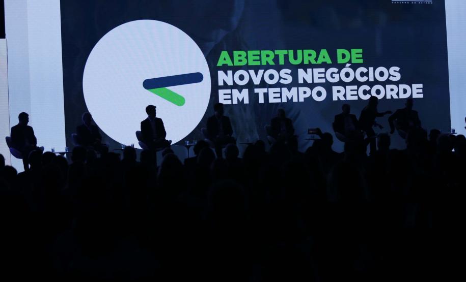O governador Ratinho Junior assinou nesta quinta-feira (14), na abertura da Feira do Empreendedor do Sebrae, em Curitiba, o Decreto de Baixo Risco. O documento vai dispensar mais de 770 atividades econômicas da emissão de licenças na abertura de empresas.