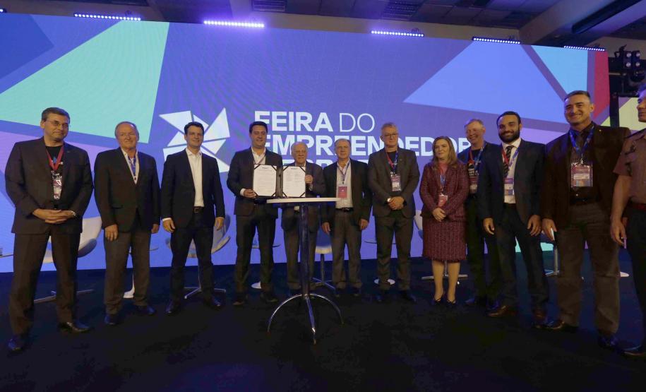 O governador Ratinho Junior assinou nesta quinta-feira (14), na abertura da Feira do Empreendedor do Sebrae, em Curitiba, o Decreto de Baixo Risco. O documento vai dispensar mais de 770 atividades econômicas da emissão de licenças na abertura de empresas.