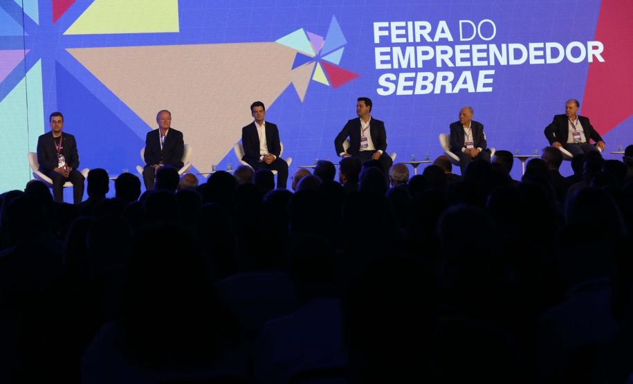 O governador Ratinho Junior assinou nesta quinta-feira (14), na abertura da Feira do Empreendedor do Sebrae, em Curitiba, o Decreto de Baixo Risco. O documento vai dispensar mais de 770 atividades econômicas da emissão de licenças na abertura de empresas.