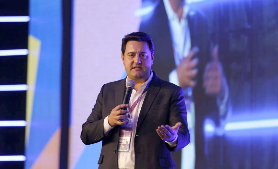 O governador Ratinho Junior assinou nesta quinta-feira (14), na abertura da Feira do Empreendedor do Sebrae, em Curitiba, o Decreto de Baixo Risco. O documento vai dispensar mais de 770 atividades econômicas da emissão de licenças na abertura de empresas.