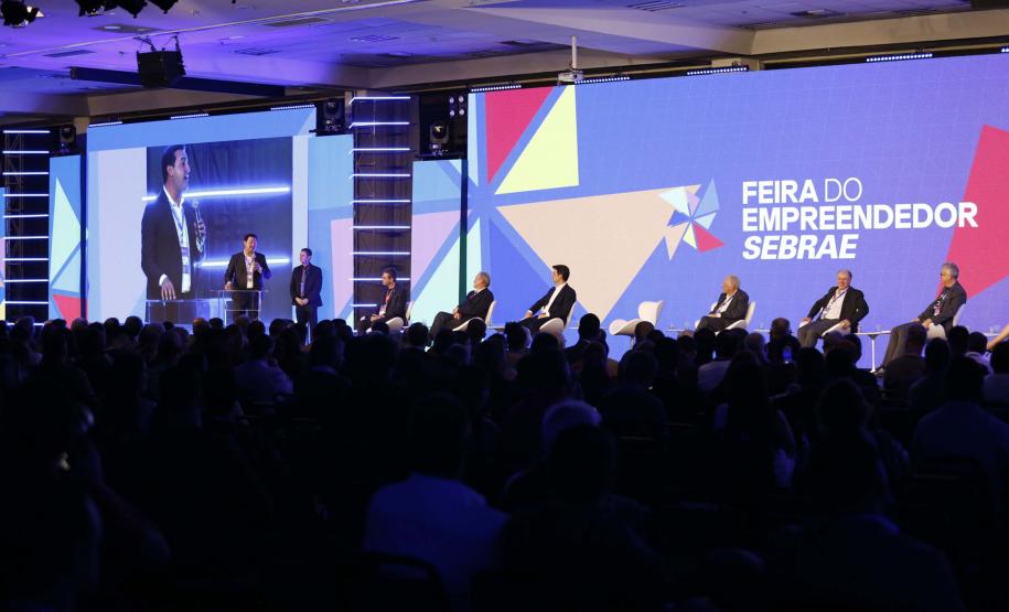 O governador Ratinho Junior assinou nesta quinta-feira (14), na abertura da Feira do Empreendedor do Sebrae, em Curitiba, o Decreto de Baixo Risco. O documento vai dispensar mais de 770 atividades econômicas da emissão de licenças na abertura de empresas.