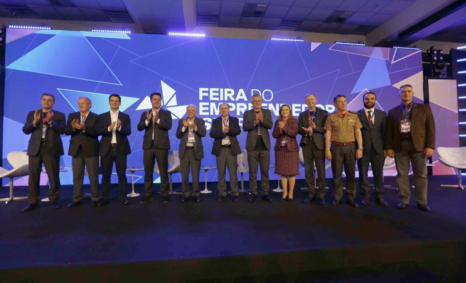 O governador Ratinho Junior assinou nesta quinta-feira (14), na abertura da Feira do Empreendedor do Sebrae, em Curitiba, o Decreto de Baixo Risco. O documento vai dispensar mais de 770 atividades econômicas da emissão de licenças na abertura de empresas.