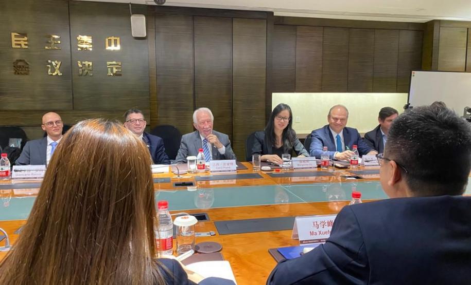Comitiva paranaense se reúne com três grandes empresas e embaixador do Brasil na China