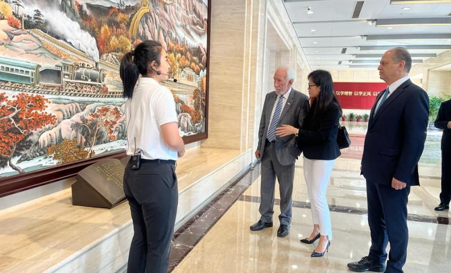 Comitiva paranaense se reúne com três grandes empresas e embaixador do Brasil na China