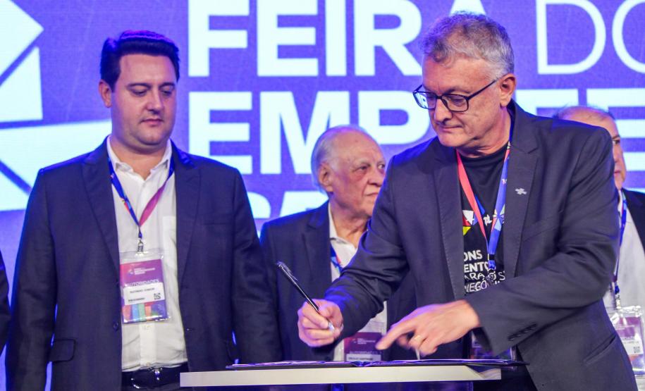O governador Ratinho Junior assinou nesta quinta-feira (14), na abertura da Feira do Empreendedor do Sebrae, em Curitiba, o Decreto de Baixo Risco. O documento vai dispensar mais de 770 atividades econômicas da emissão de licenças na abertura de empresas.