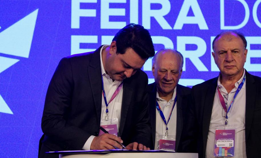 O governador Ratinho Junior assinou nesta quinta-feira (14), na abertura da Feira do Empreendedor do Sebrae, em Curitiba, o Decreto de Baixo Risco. O documento vai dispensar mais de 770 atividades econômicas da emissão de licenças na abertura de empresas.