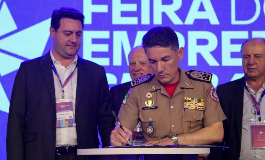 O governador Ratinho Junior assinou nesta quinta-feira (14), na abertura da Feira do Empreendedor do Sebrae, em Curitiba, o Decreto de Baixo Risco. O documento vai dispensar mais de 770 atividades econômicas da emissão de licenças na abertura de empresas.