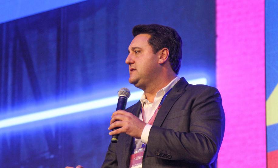 O governador Ratinho Junior assinou nesta quinta-feira (14), na abertura da Feira do Empreendedor do Sebrae, em Curitiba, o Decreto de Baixo Risco. O documento vai dispensar mais de 770 atividades econômicas da emissão de licenças na abertura de empresas.