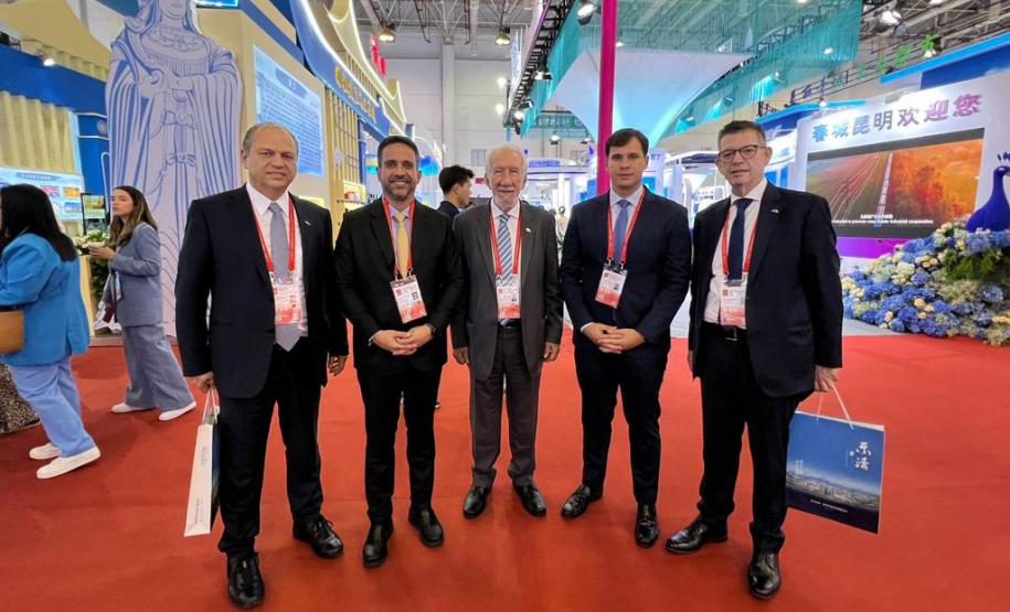 Comitiva liderada pelo vice-governador Darci Piana iniciou os trabalhos pela participação na Feira Internacional de Investimento e Comércio da China, na cidade de Xiamen, com o objetivo de estabelecer negociações bilaterais e atrair investimentos para o Estado