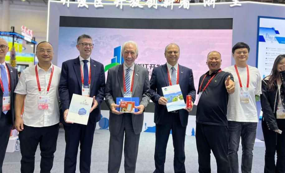 Comitiva liderada pelo vice-governador Darci Piana iniciou os trabalhos pela participação na Feira Internacional de Investimento e Comércio da China, na cidade de Xiamen, com o objetivo de estabelecer negociações bilaterais e atrair investimentos para o Estado