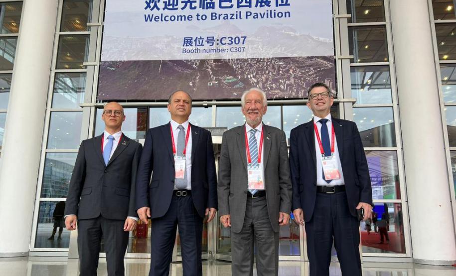 Comitiva liderada pelo vice-governador Darci Piana iniciou os trabalhos pela participação na Feira Internacional de Investimento e Comércio da China, na cidade de Xiamen, com o objetivo de estabelecer negociações bilaterais e atrair investimentos para o Estado