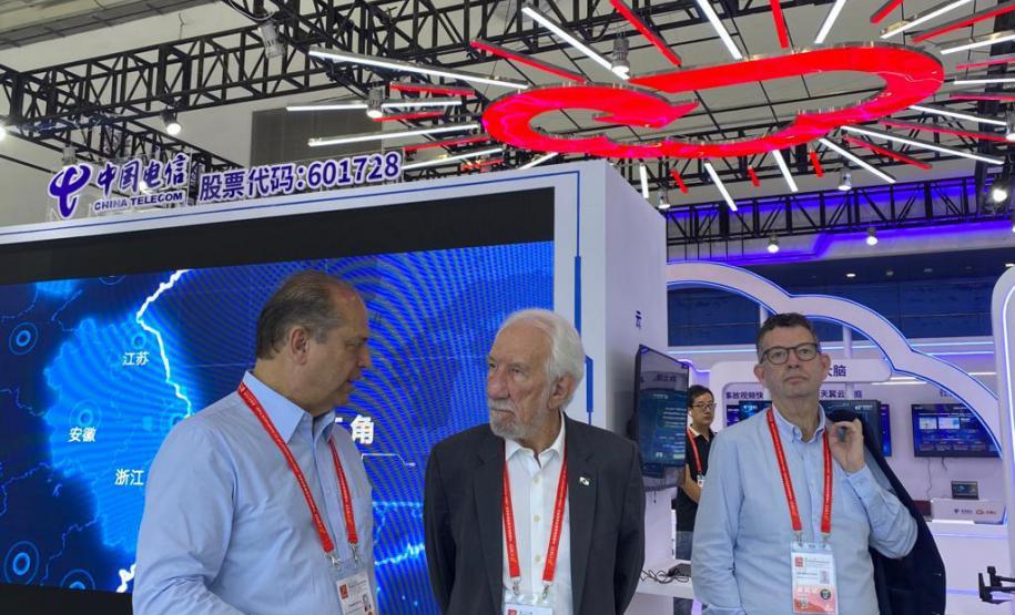 A missão paranaense liderada pelo vice-governador Darci Piana chegou neste domingo (10) à metade da viagem internacional de seis dias de negócios na China. Durante o dia, a comitiva visitou diversos estandes da Feira Internacional de Investimentos e Comércio da China (CIFIT), na cidade de Xiamen