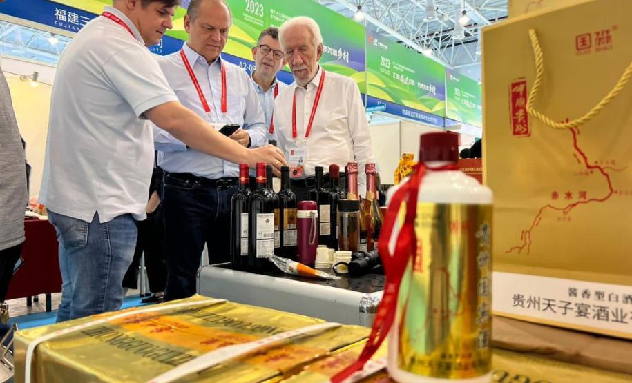 A missão paranaense liderada pelo vice-governador Darci Piana chegou neste domingo (10) à metade da viagem internacional de seis dias de negócios na China. Durante o dia, a comitiva visitou diversos estandes da Feira Internacional de Investimentos e Comércio da China (CIFIT), na cidade de Xiamen