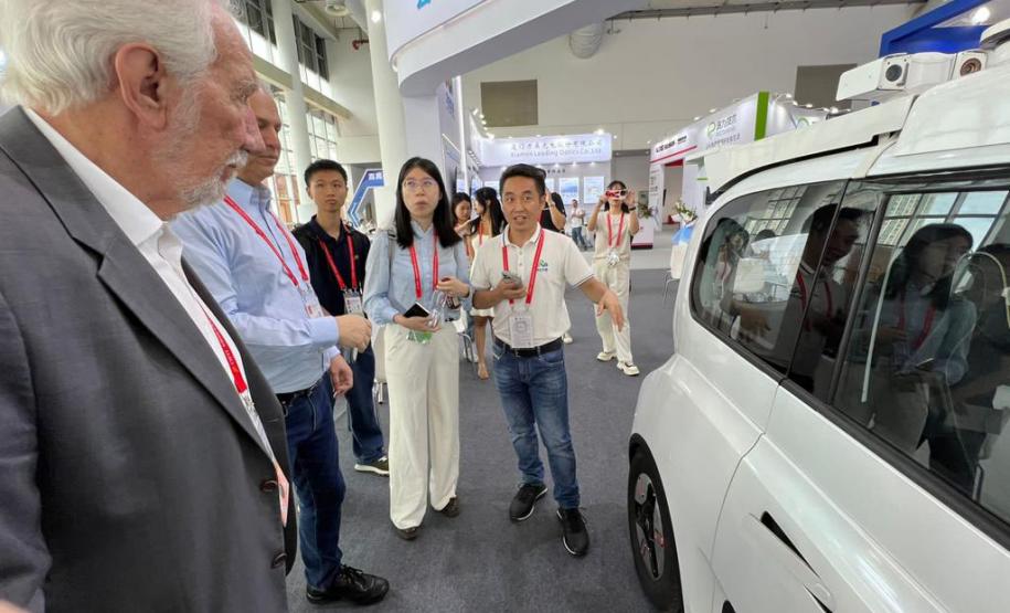 A missão paranaense liderada pelo vice-governador Darci Piana chegou neste domingo (10) à metade da viagem internacional de seis dias de negócios na China. Durante o dia, a comitiva visitou diversos estandes da Feira Internacional de Investimentos e Comércio da China (CIFIT), na cidade de Xiamen