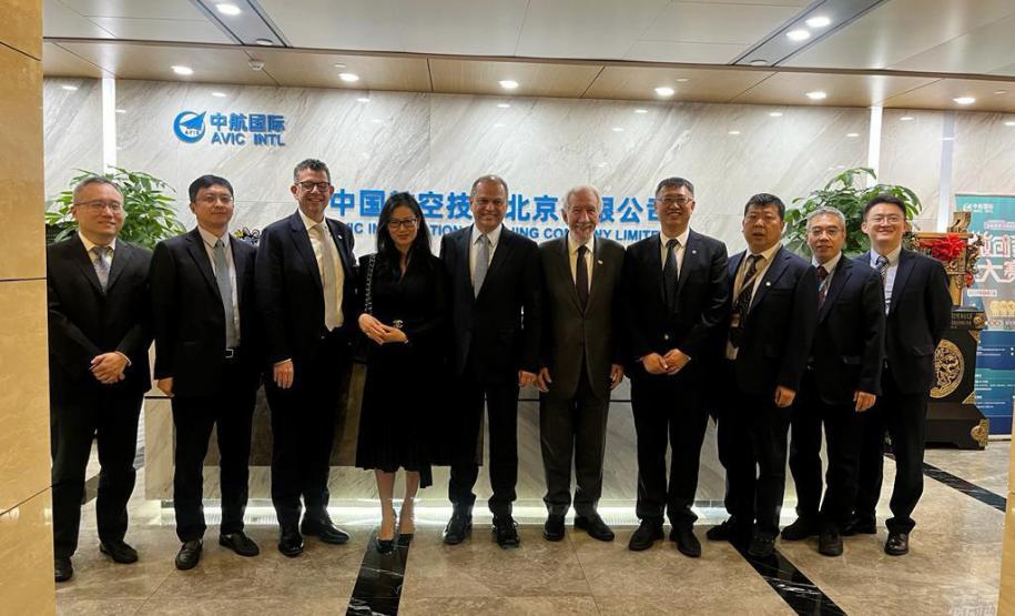 O vice-governador Darci Piana, o secretário de Indústria, Comércio e Serviços, Ricardo Barros, e o diretor-presidente da Invest Paraná, Eduardo Bekin, se reuniram nesta terça-feira (12) em Pequim, na China, com representantes da AVIC International Beijing, uma das principais empresas globais de tecnologia aeroespacial e defesa, e da China Railway Construction Corporation Limited (CRCC), conglomerado especializado em infraestrutura