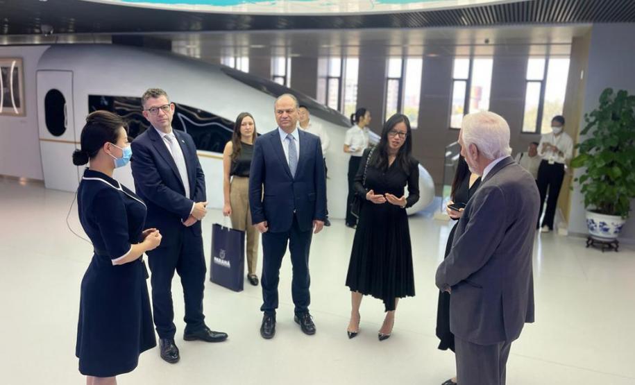 O vice-governador Darci Piana, o secretário de Indústria, Comércio e Serviços, Ricardo Barros, e o diretor-presidente da Invest Paraná, Eduardo Bekin, se reuniram nesta terça-feira (12) em Pequim, na China, com representantes da AVIC International Beijing, uma das principais empresas globais de tecnologia aeroespacial e defesa, e da China Railway Construction Corporation Limited (CRCC), conglomerado especializado em infraestrutura