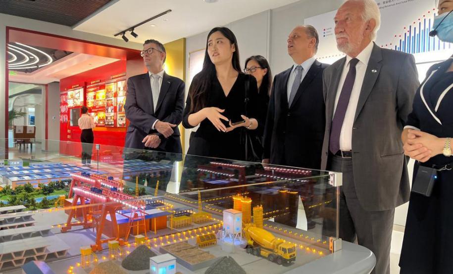 O vice-governador Darci Piana, o secretário de Indústria, Comércio e Serviços, Ricardo Barros, e o diretor-presidente da Invest Paraná, Eduardo Bekin, se reuniram nesta terça-feira (12) em Pequim, na China, com representantes da AVIC International Beijing, uma das principais empresas globais de tecnologia aeroespacial e defesa, e da China Railway Construction Corporation Limited (CRCC), conglomerado especializado em infraestrutura