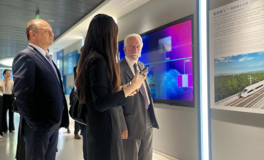 O vice-governador Darci Piana, o secretário de Indústria, Comércio e Serviços, Ricardo Barros, e o diretor-presidente da Invest Paraná, Eduardo Bekin, se reuniram nesta terça-feira (12) em Pequim, na China, com representantes da AVIC International Beijing, uma das principais empresas globais de tecnologia aeroespacial e defesa, e da China Railway Construction Corporation Limited (CRCC), conglomerado especializado em infraestrutura