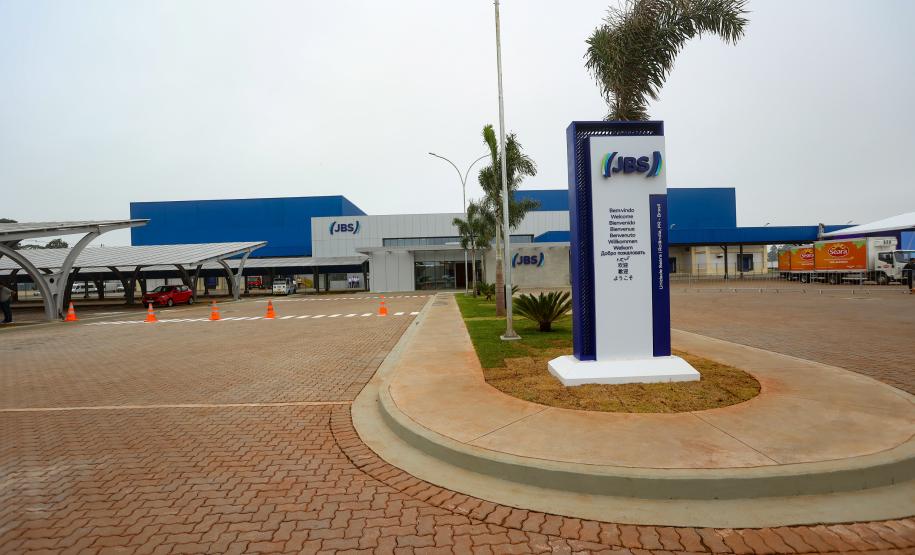 Com investimento de R$ 1 bilhão, JBS inaugura duas novas unidades em Rolândia
