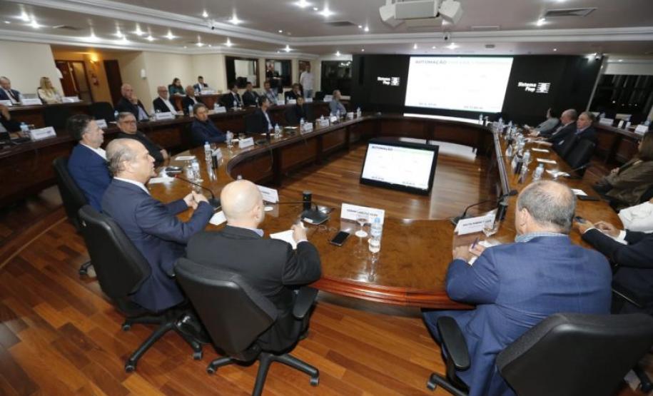 Estado apresenta plano para a indústria à nova diretoria da Fiep