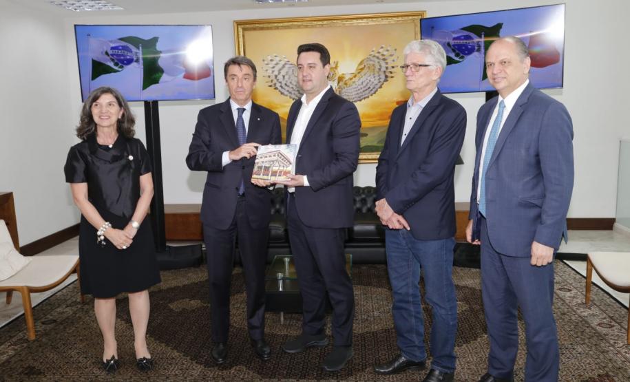 Governador Ratinho Junior recebe novo embaixador da Itália no Brasil