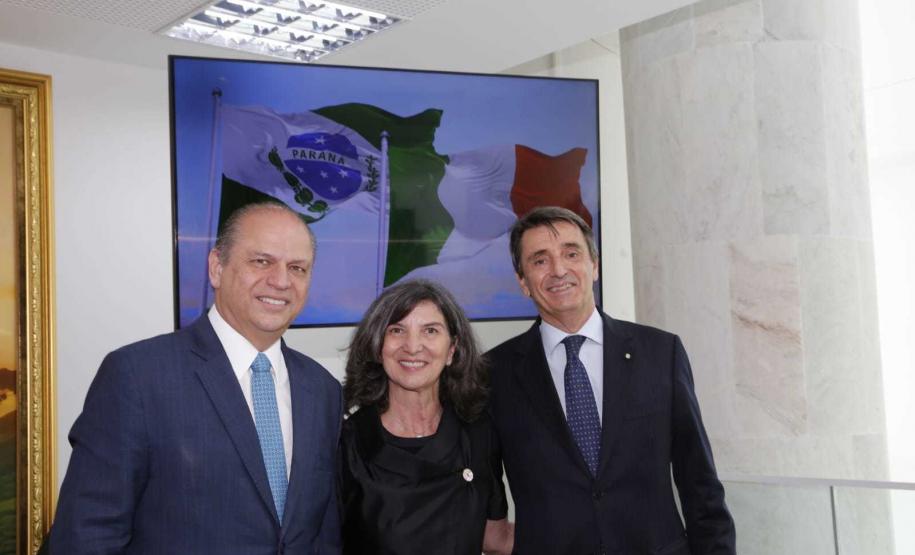 Governador Ratinho Junior recebe novo embaixador da Itália no Brasil