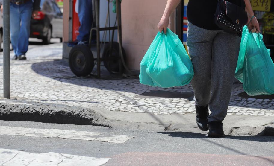 Comércio do Paraná cresce 2,3% em novembro e tem o melhor desempenho do Sul