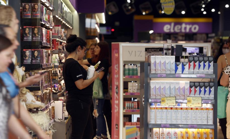 Comércio do Paraná cresce 2,3% em novembro e tem o melhor desempenho do Sul