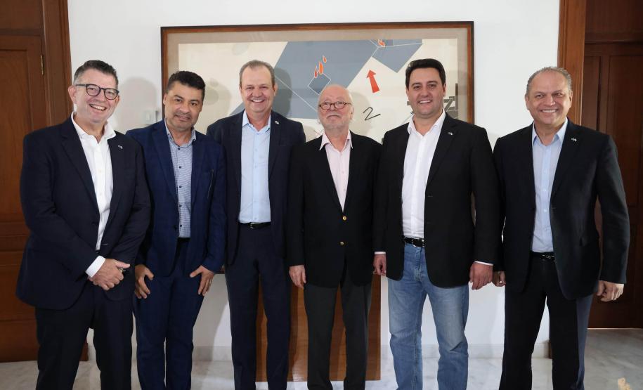 Comitiva do Paraná começa agenda na Índia com visita a gigante global de tecnologia