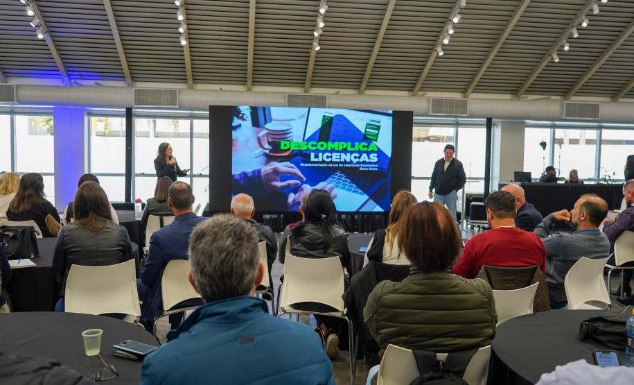 Jucepar orienta mais de 900 gestores públicos sobre o Decreto do Baixo Risco