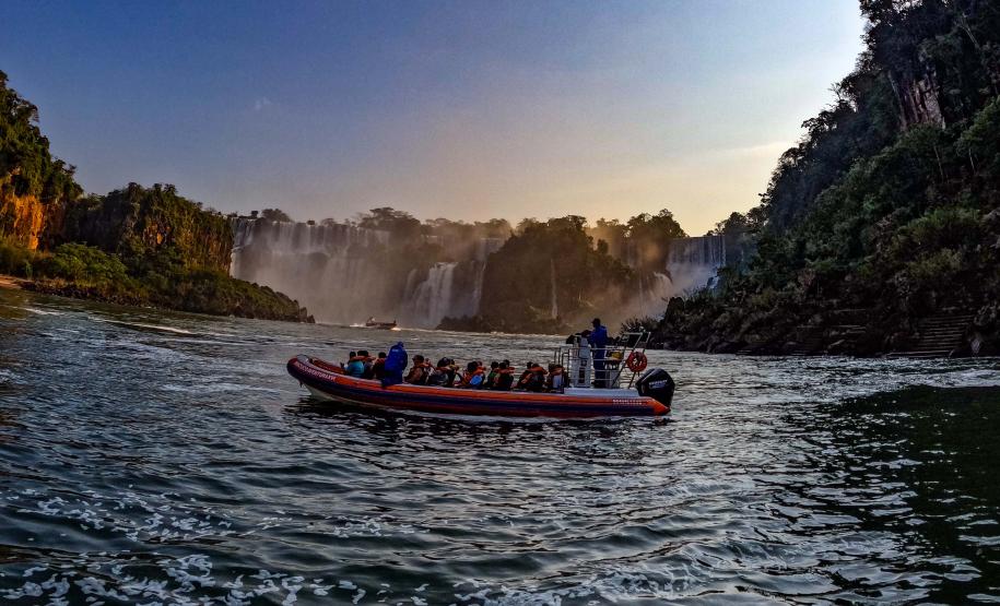 Serviços têm alta 5,7% no Paraná, maior crescimento do país no acumulado de 12 meses