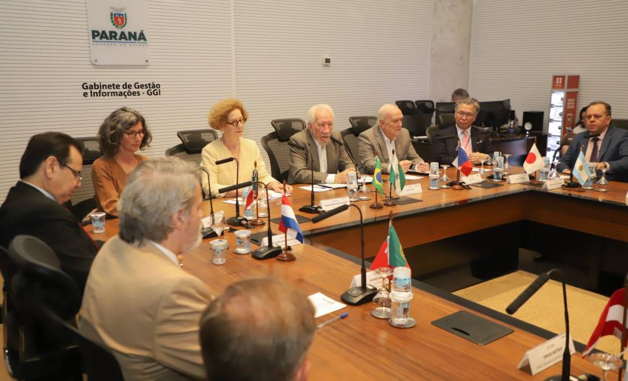 Representantes de 39 países: Piana apresenta potencial do Paraná ao Corpo Consular