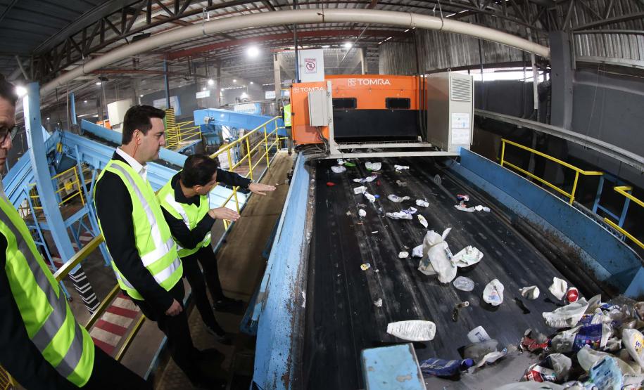 Governador reforça vocação do Paraná em sustentabilidade em visita à empresa de reciclagem