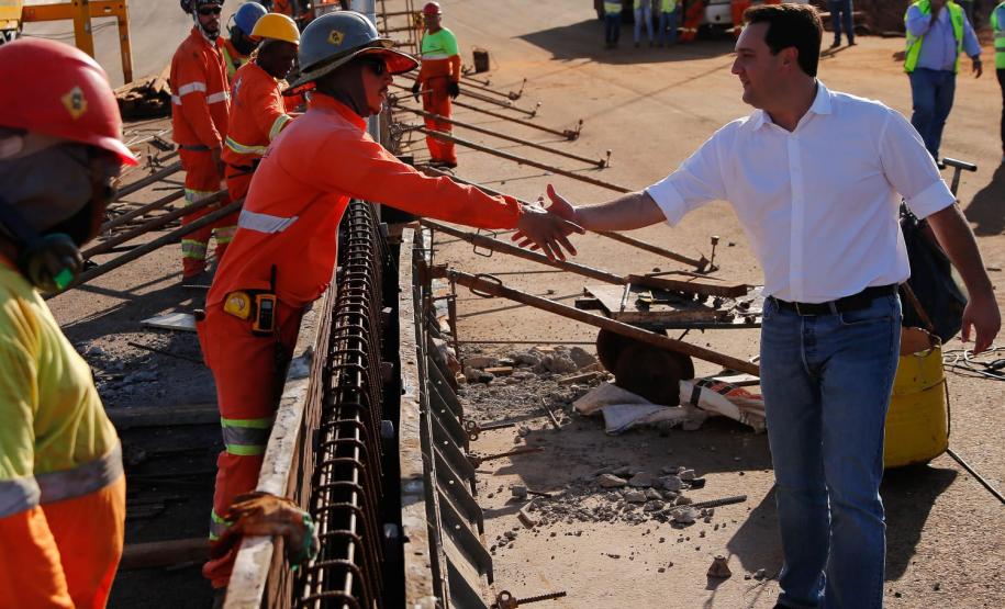 Maior do Brasil: governador assina decreto e piso regional do Paraná chega até R$ 2,2 mil