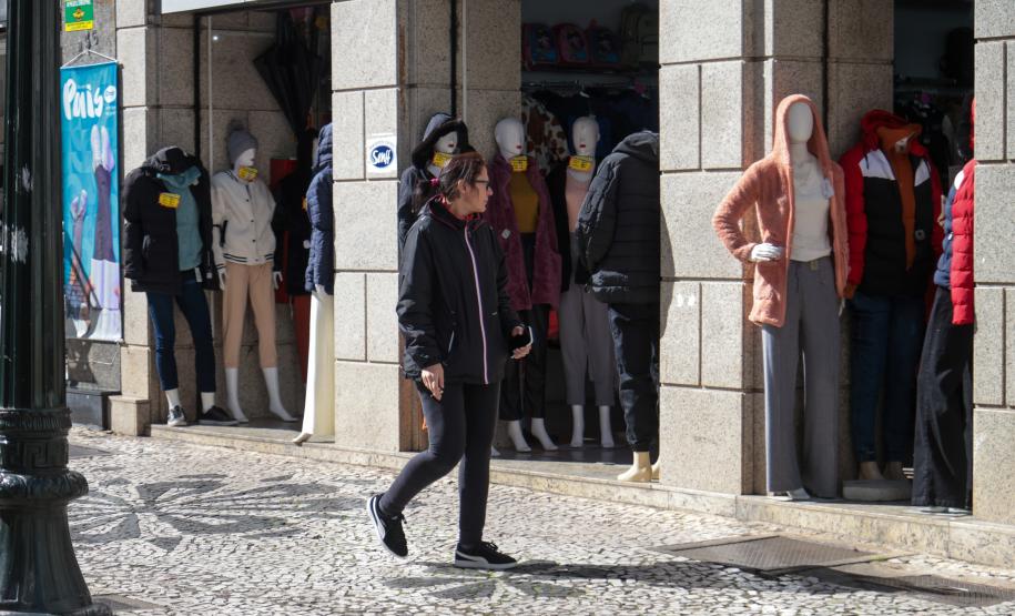 Pessoa olhando vitrine.