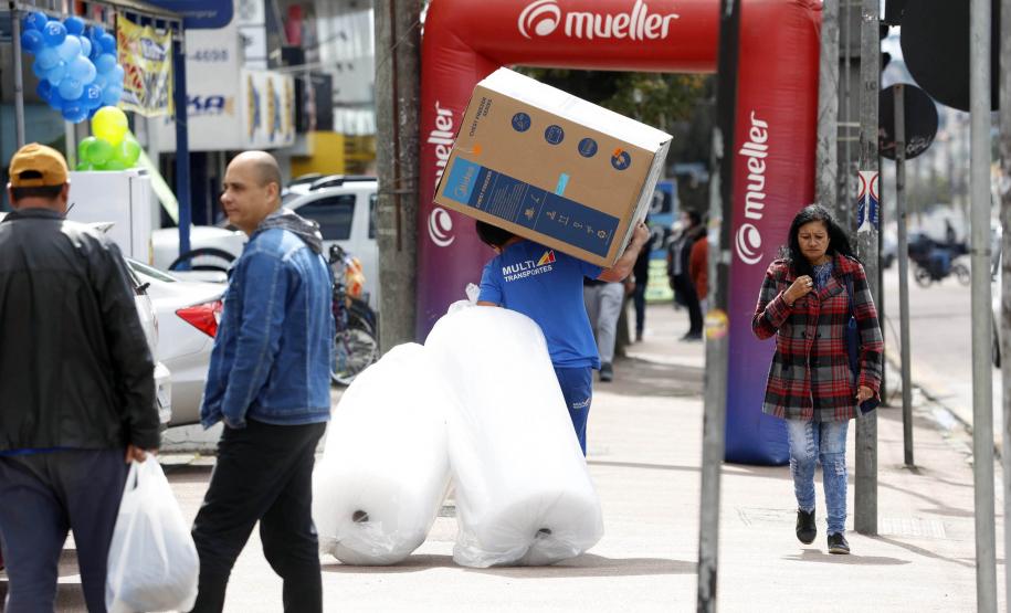 Pessoa carregando compras.
