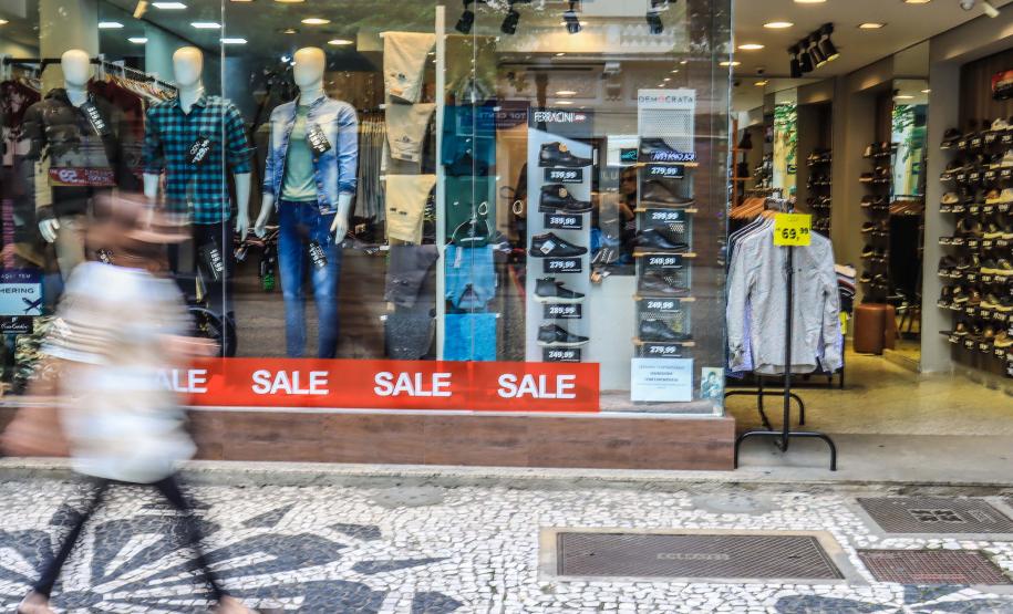 Pedestre em frente a uma vitrine.