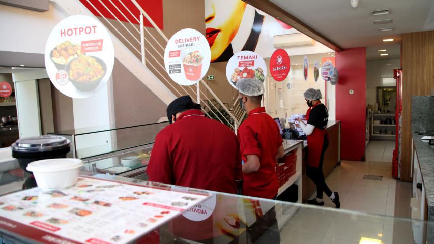 Serviços e turismo acumulam altas nas atividades no Paraná em 2025